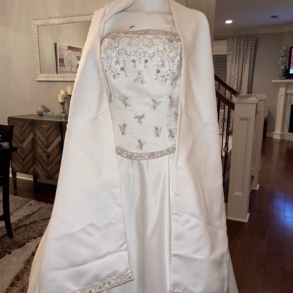 Wedding dress with built in bustle and matching wrap.  Off white, US Size 8 - Picture 13 of 16